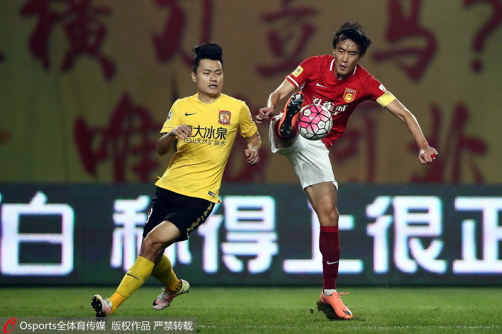 包含河北华夏幸福前锋突然受伤，教练组调整战术的词条