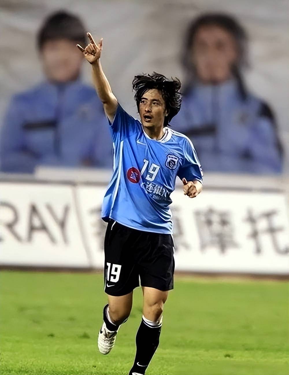 包含冯潇霆回忆首次参加世俱杯：被拜仁揍得不行了的词条