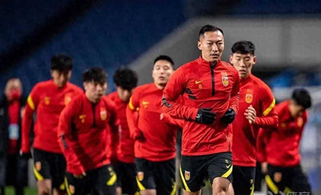 国足选帅消息：40多人报名，100％败率教练也想执教，