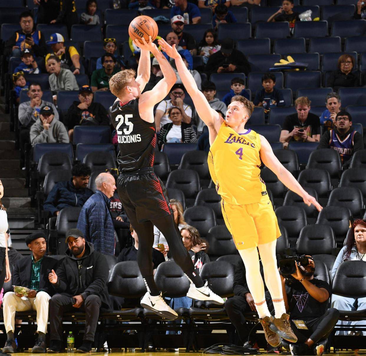NBA夏季联赛：布朗尼10分湖人胜热火勇士惜败马刺