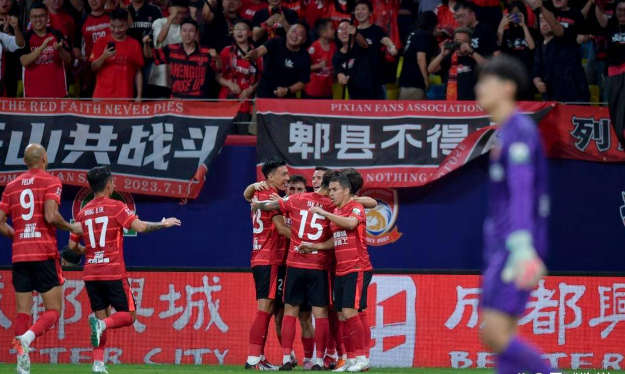 上海申花逆袭上海上港，牢牢守住中超积分榜榜首位置